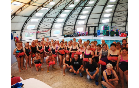 Remise de serviettes de bain à l'Aquagym